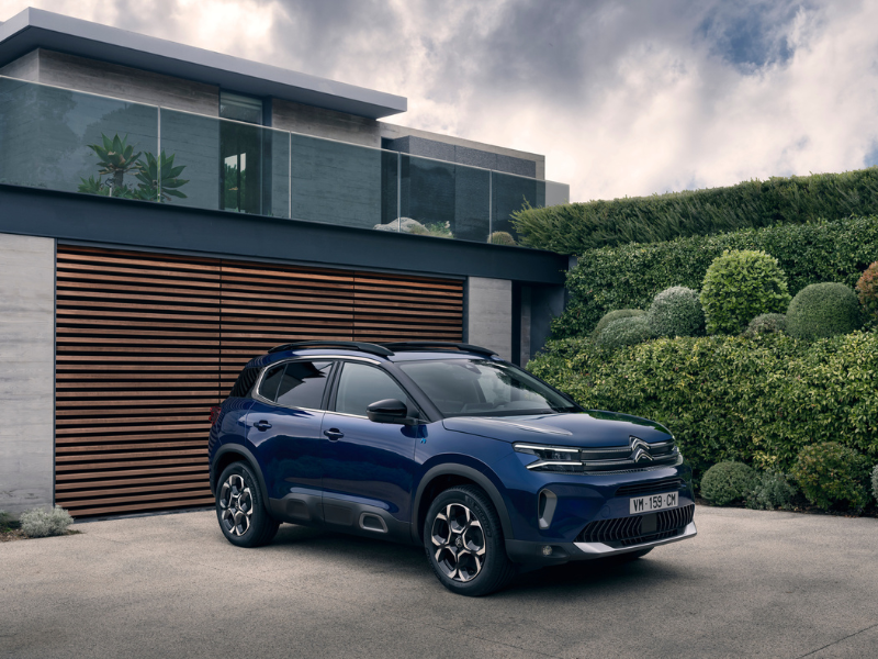 La CITROËN 2024 C5 AIRCROSS stationnée